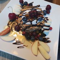 Pancakes mit Sirup, Kokosjoghurt und Früchten at Coffee House in Salzburg