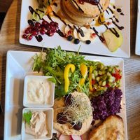 Vegane Pancakes und  vegane Hummus Platte at Coffee House in Salzburg