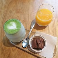 Matcha and orange juice at Pumper in Pontevedra