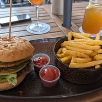 Veganer Falafelburger mit Pommes at Zweite Heimat in Passau