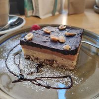 RAW vegan Cake mit Kokoscreme, 4.50€ aber dafür auch echt sättigend, sehr lecker nur von der Kokoscreme wird man irgendwann sick at Cafe Nomad - Weststadt in Heidelberg