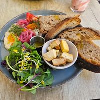 'Westside brunch plate': smoked tofu, musabaha, toasted bread + olive oil, thyme, wild herb salad, citrus dressing, tomatoes, pickled onions, chili garlic oil
(14€) at Cafe Nomad - Weststadt in Heidelberg
