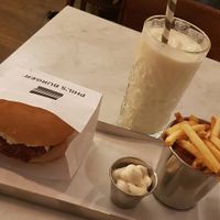 Crispy vegan seitan burger, vegan vanilla mylkshake, vegan garlic dip and fries at Phil's Burger - Gotgatan in Stockholm