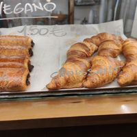 Vegan Neopolitano and Croissant at I Need Coffee in Granada