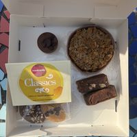 Koffie Brownie petit four, Walnoten Brownie petit four, Kokos & Chocolate Taart petit four 5,85€
Appeltaart 4,75€
Cakejes Classic 4,25€  at Rose & Vanilla in Utrecht