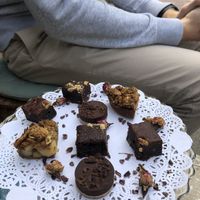 Cake sharing platter for 2 (apple pie, plain brownie, brownie with nuts, and chocolate-coconut tart) at Rose & Vanilla in Utrecht
