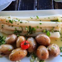 Spargel mit Vinaigrette und Kartoffeln at Ox in Heitersheim