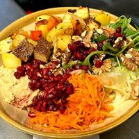 Herbstliche vegane Bowl mit Kürbis,  Walnüssen und Granatapfelkernen at Ox in Heitersheim