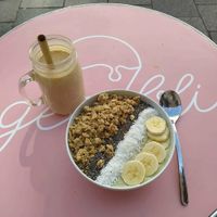 Eine der Bowls (vegan) mit Peanutbutter-Smoothie (ohne Honig->vegan) at gecobli in Munich