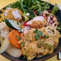 Bowl with greens, legumes, felafeln at Imagine Café in Paris
