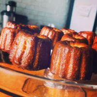 Avec le café vous seriez plutôt canistrelli corse au citron, cannelé bordelais ou madeleine choc / vanille ? 
Retrouvez nos petites douceurs “à la française” plant-based e at Be Kind Cafe in Geneva