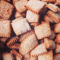 Avec le café vous seriez plutôt canistrelli corse au citron, cannelé bordelais ou madeleine choc / vanille ? 
Retrouvez nos petites douceurs “à la française” plant-based e at Be Kind Cafe in Geneva