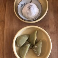 Kokosnussreisbällchen gefüllt mit Sesampaste und Mochi Grüner Tee  at Chez Ann in Paris