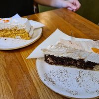 Karottenkuchen und die Aprikosentorte (mein Favorit) at Brettle in Ulm