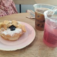 Blueberry lemon cheesecake donut, iced coffee with Oatly and pink lemonade at Brammibal's Donuts - Potsdamer Platz in Berlin