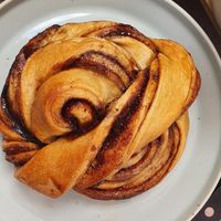 Cinnamon roll at Grounded in Paris