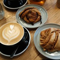 Los cinnamon rolls son enormes. Pero me pedí 2 y no me arrepiento 🐽🤤🤤🤤 at Grounded in Paris