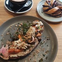 Toast du moment, roll au chocolat/noisette et chocolat chaud at Grounded in Paris