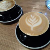 Dirty chai latté and pumpkin spiced latté at Grounded in Paris