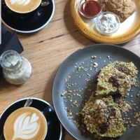 Cappuccino de leite de aveia. Avocado toast at Grounded in Paris