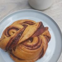 Cinnamon roll at Grounded in Paris