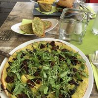 Hummus Pizza und Veggie Burger - beides nur okay at Kennidi in Kaprun