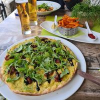 Pizza with hummus at Kennidi in Kaprun