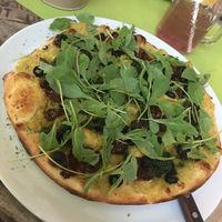 Vegan Hummus-Pizza, Rucola, getrocknete Tomaten und Oliven  at Kennidi in Kaprun