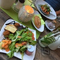 Veganer Salat, Tofu, Hummus und Falafel  at Kennidi in Kaprun