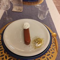 Mousse bianca con glassa di nocciole, panna vegana montata a mano e farina di pistacchio at Emanuele Di Biase in Perugia