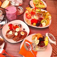 Veganes Frühstück für 10€ mit 2 Brötchen, der Platte und den Pancakes. Extra einen Chinapudding mit Früchten (rechts vorne) und einen Smoothie at Biggi's in Mallorca