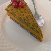 Refreshing raw vegan lemon cake at Sublimmme in Bucharest