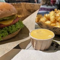 Cheesebueger, spicy fries, chipotle mayo  at Vincent - Mercado Center in Hamburg