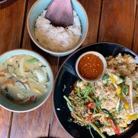 Vegan veggie fried rice and green curry at Ssong Thai in Seoul