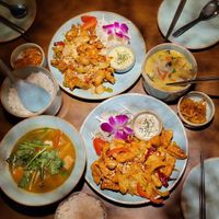 Green Thai curry, lemon grass soup, Gai pad matmamuan  at Ssong Thai in Seoul
