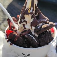 Soja-Eis (Größe M) mit Oreo, Erdbeeren und warmer Zartbitter-Schokosauce at YOMARO - Königsstraße in Muenster