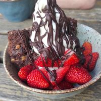 Auf Nachfrage netterweise in Schalen, statt Einmalbechern erhalten😄(Brownie-Topping ist leider nicht vegan) at YOMARO - Königsstraße in Muenster