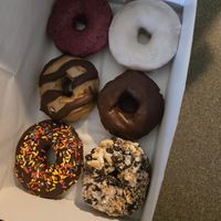 Mocha, chocolate sprinkle, chocolate frosted, blueberry, pear, and cookies and cream. Not that it matters much since they were all basically plain vanilla. at Cider Belly in Albany