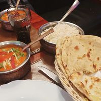 Tofu masala, rijst, tandoori roti en garlic naan at Royal India in Ghent
