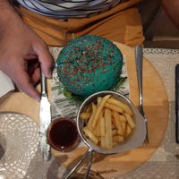 Im blue hamburger checkpeaks at Café Garrett by Ohana in Lisbon