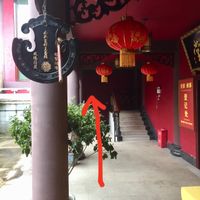 Go behind the stairs going up to see stairs going down at Lei Dong Ping Temple 灵觉寺 in Emeishan
