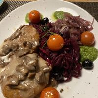 Butternut-Schnitzel, Rote Beete Pasta (fand ich SUPER GEIL mit dem Pesto), glasierte Rotwein Zwiebeln und vegane Champignonrahmsoße   at Emmels Dinkelrind in Neuberg
