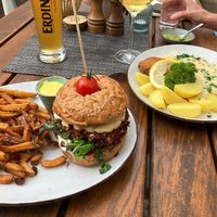 Otto Normal burger and Asparagus with vegan Hollandaisesaus, yammy! at Emmels Dinkelrind in Neuberg