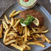 Pilz-Tofu-Schnitzel mit selbst gemachten Pommes und grüner Soße  at Emmels Dinkelrind in Neuberg