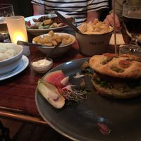 Bietenburger en op de achtergrond de biefstuk en de vegan salade at Eetcafé De Beurs in Hoogeveen