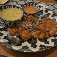 Dahl di lenticchie, salsa chakni piccante, riso con lenticchie e cipolla caramellata, pakora e melanzane (bademjan)  at Peace&Spice in Padua