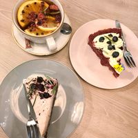 Tarta malinowa, torcik czekoladowy z wiśniami i zimowa herbatka imbirowa. Pięknie podane i pyszne w smaku 🤤 at Zielona Baza in Rzeszow