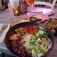 Buddha Bowl und crispy potatoes, kleiner Gruß aus der Küche und Aperol und Pina Colada. at Balance Bowl in Gzira