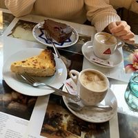 Tarta de queso y tarta de chocolate  at Salamanca Magenta Cafe & Bar in Salamanca