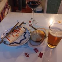 Wrap de pois chiches au curry, mini hamburger + bière et vin (6,6€ en tout) at Salamanca Magenta Cafe & Bar in Salamanca